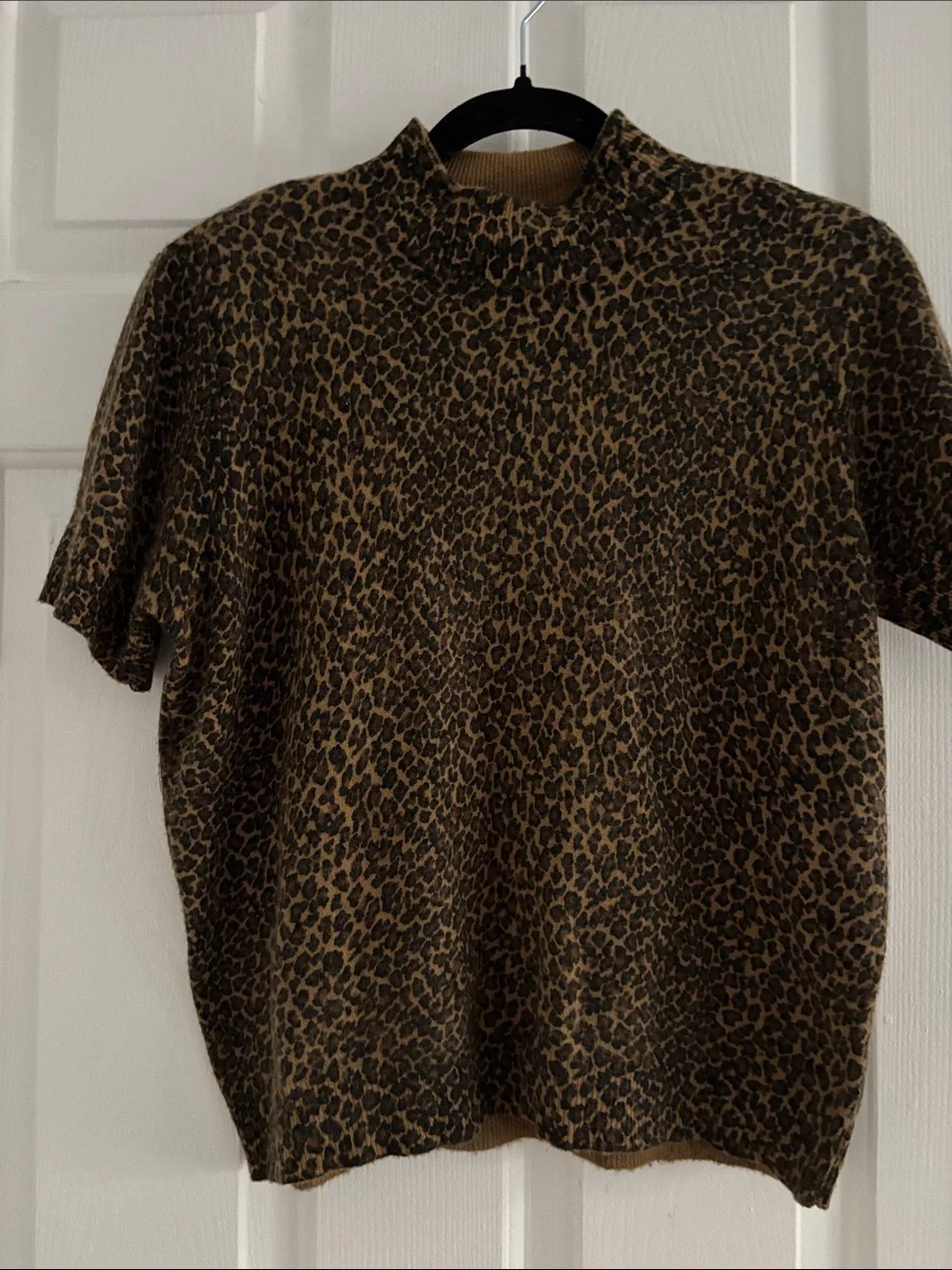 Short-Sleeve Leopard Print knitted top  in Brown